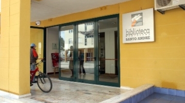 Biblioteca de Santo Andr&eacute; distribui manuais escolares a alunos carenciados