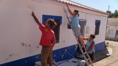 Volunt&aacute;rios do mundo inteiro juntam-se &agrave; popula&ccedil;&atilde;o da Aldeia das Amoreiras para caiar