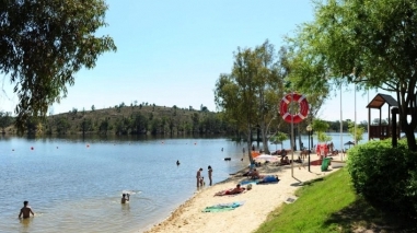Praia fluvial da Mina de S&atilde;o Domingos com bandeiras azul e de qualidade de ouro