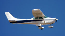 Avioneta aterra de