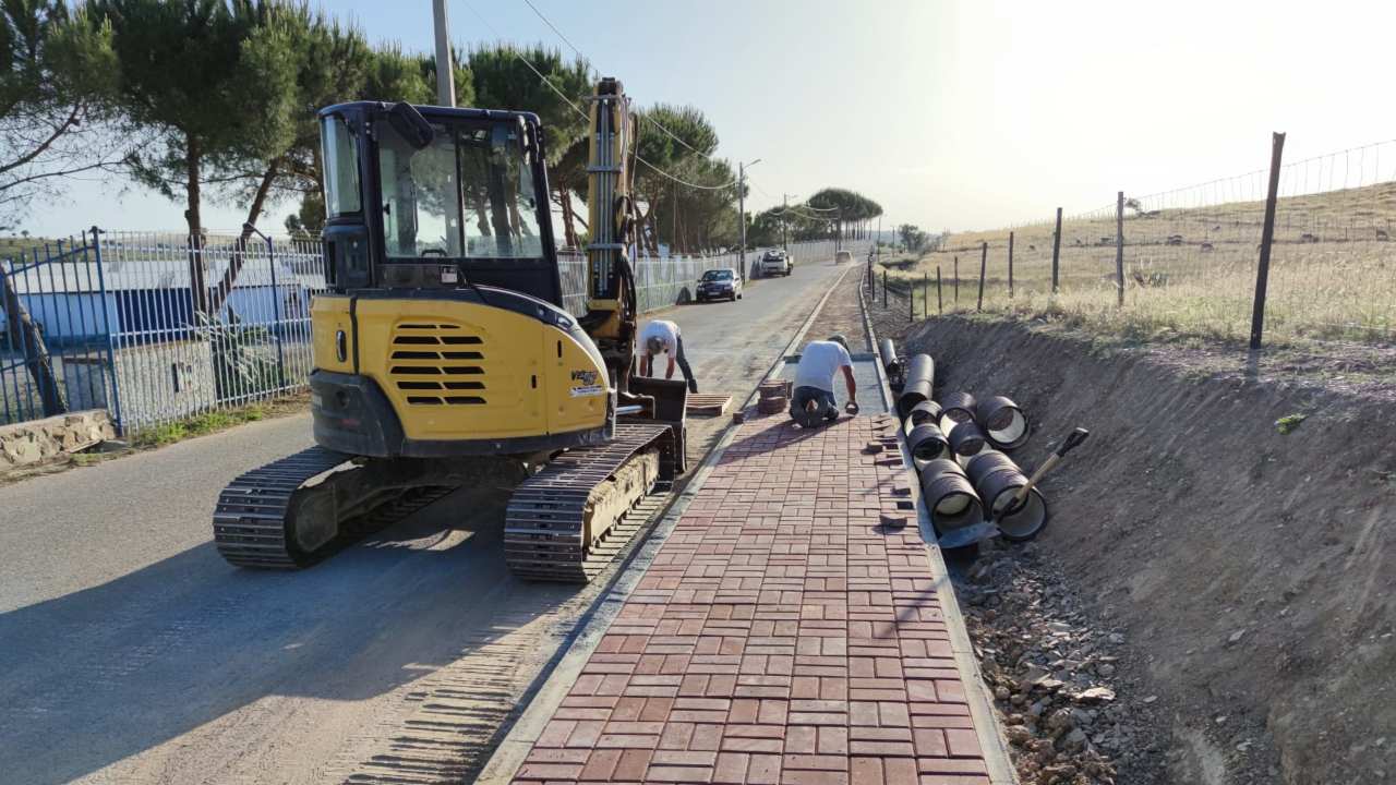 Novo percurso pedonal em construção em Messejana