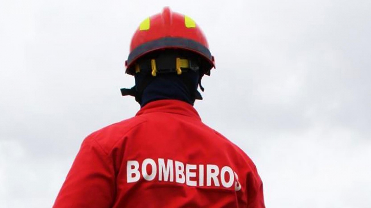 Mais 325 bombeiros profissionais nas associações humanitárias