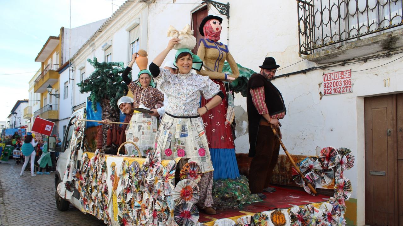 Brincadeiras de Carnaval na vila de Almodôvar