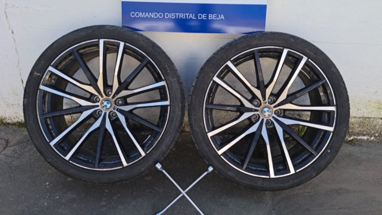 PSP de Beja identifica quatro homens por furto em automóvel