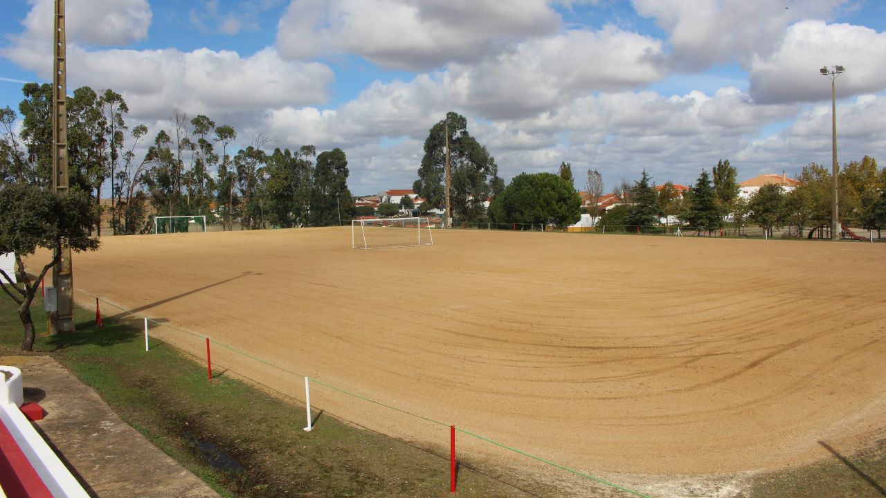 Campo de futebol da Sete vai ter relvado sintético