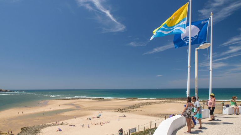 Vista da Praia do Farol com a bandeira azul