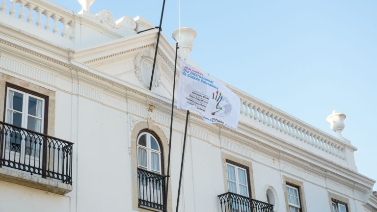 Vista da Bandeira das Cidades Educadoras hasteada no edificio da Camara Municipal