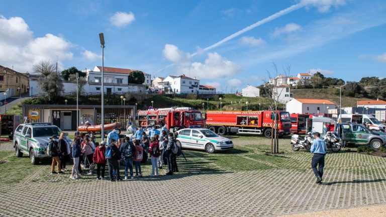 Crianças a verem os meios da GNR