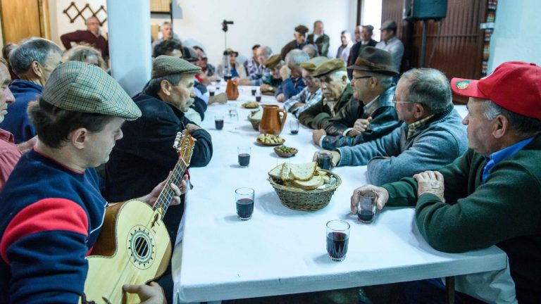 Homens, idosos a cantar ao despique , canto ao baldão com viola campaniça