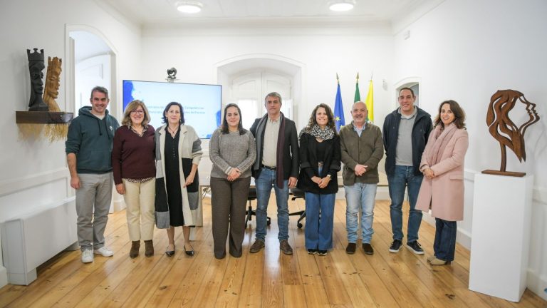 Presidente da CMO Hélder Guerreiro, Vereadora da CMO Raquel Silva, Chefe divisão Mónica Correia e os Presidentes dos agrupamentos de escolas