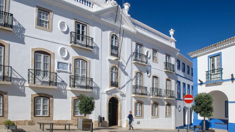 Vista do Edificio da CMO ( Paços do Concelho )