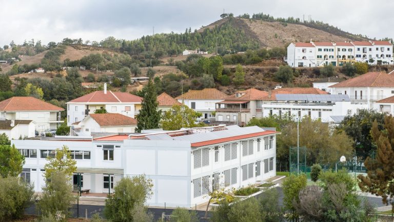 Vista da Escola EB 1, Primaria de Odemira com os paineis solares
