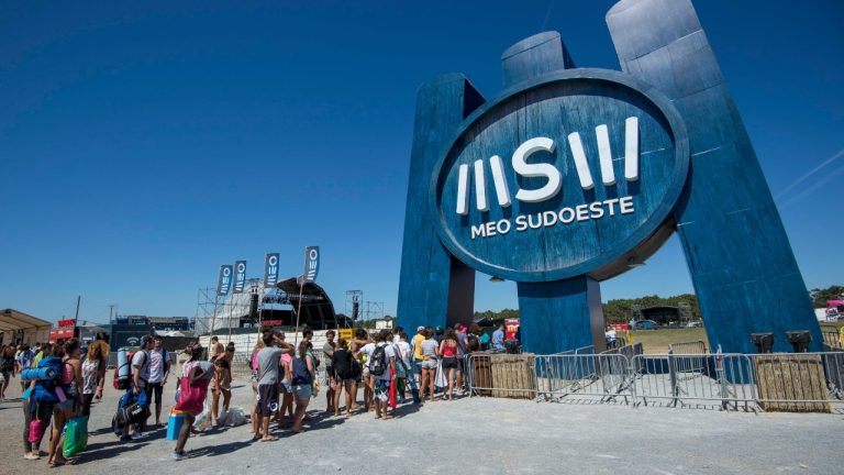 Festivaleiros chegam ao recinto do Festival Sudoeste. A azáfama é grande na zona de campismo do festival Sudoeste, perto da Zambujeira do Mar, na costa alentejana, onde estão já mais de 12 mil pessoas para o arranque dos concertos, hoje, a partir das 22:00, Odemira, 7 de agosto de 2013.  (ACOMPANHA TEXTO)  TIAGO CANHOTO/LUSA