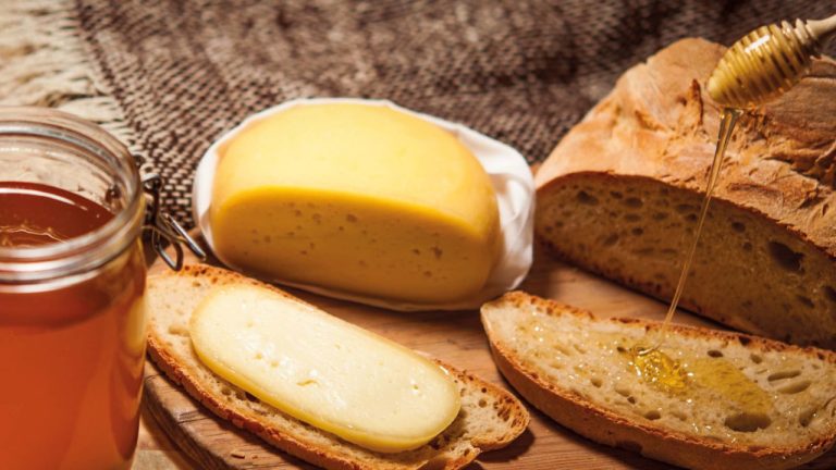 Mel, queijo e pão