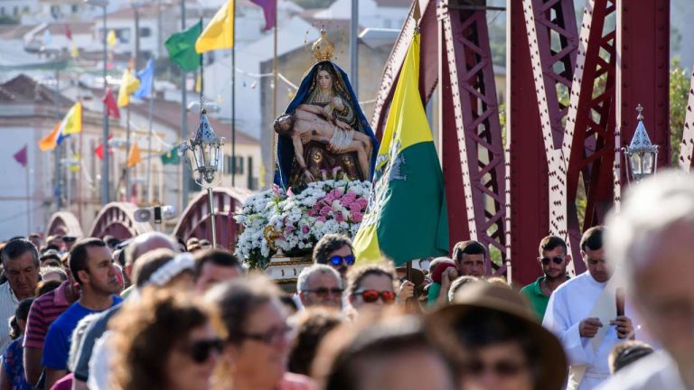 Pessoas na Procissão em honra da Nossa Senhora da Piedade