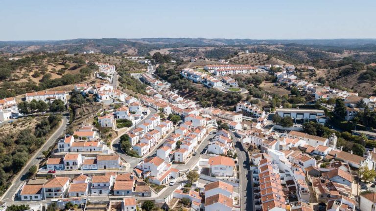 Vista aerea de drone da vila de Odemira com casas