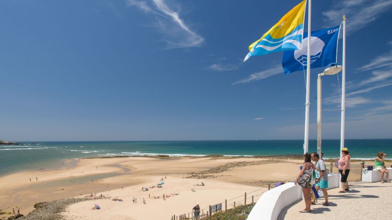 Vista da Praia do Farol com a bandeira azul
